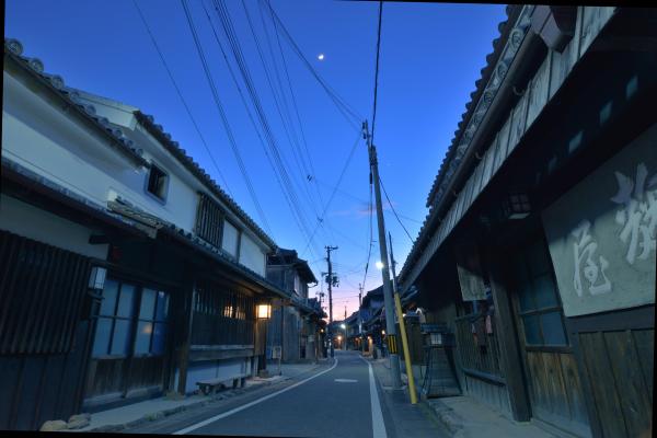 夕暮れ時の町の様子