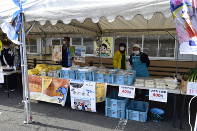 道の駅みさきの取扱い商品を販売している様子