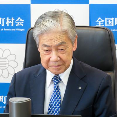 会議に出席する荒木会長