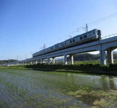 内陸へ約１・１㎞移設、高架を走る電車