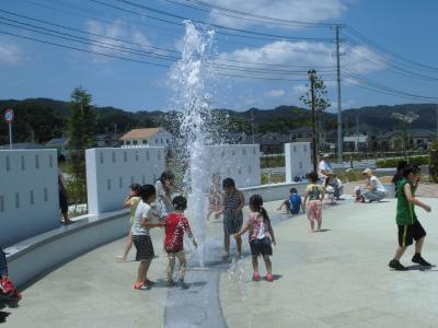 噴水で遊ぶ子どもたち（つばめの杜中央公園）