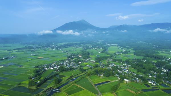 高千穂峰と裾野に広がる高原町