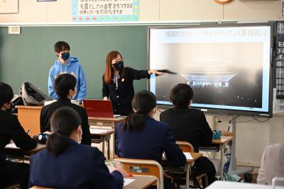 国際交流学習で発表する留学生