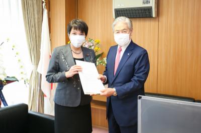 高市政調会長（左）に要請する荒木会長（右）