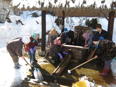 村民の湧水清掃（観音様の水）