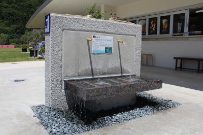 道の駅前の湧水（花の谷湧水）