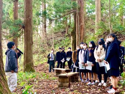 高校生によるSDGs修学旅行の受入。 200年生の杉林での森林教室