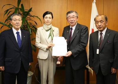 本田大臣政務官（中央左）
