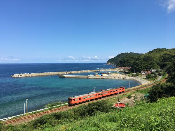 阿武町の漁村風景と日本海沿いを走る赤い列車