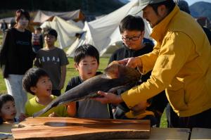 阿武町の獲れたての魚を使った魚さばき体験