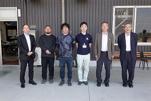 (株)FORTHEESの碾茶工場の前で東彼杵町職員・坂本修一氏（右から３人目）を囲んで。