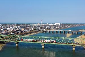 一級河川山国川の空撮（左：吉富町　右：大分県中津市）