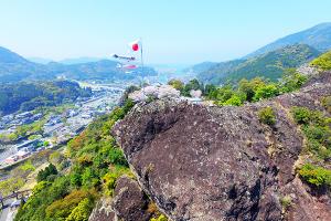 町のシンボル重盤岩