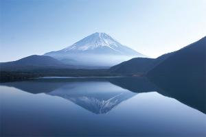 旧千円札に描かれた本栖湖の「逆さ富士」