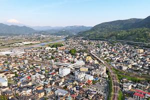 電車２路線が乗り入れ、東名高速道路のICも近い市街地。地域全体が富士山のフォトスポットです