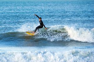 浜厚真海岸に集うサーファー
