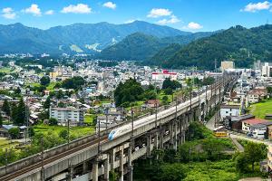 湯沢町を走る上越新幹線